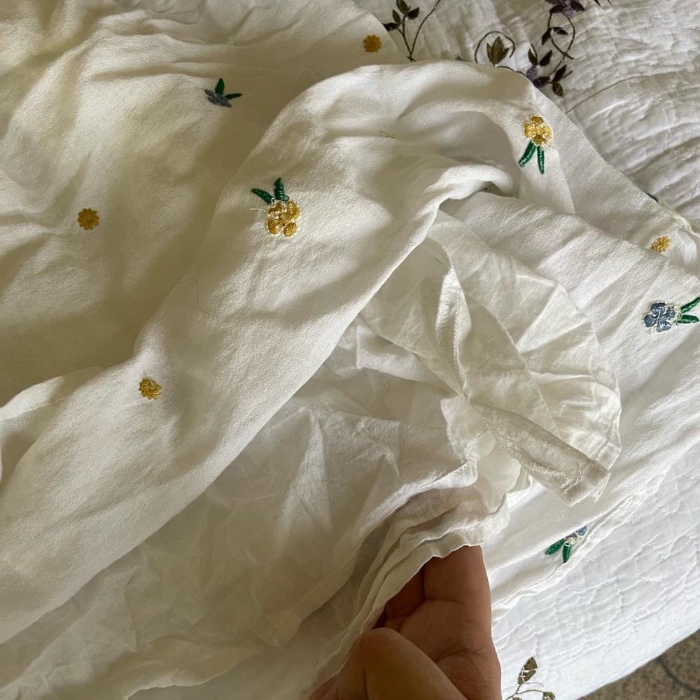 Cute white dress with embroidered flowers 🌺 - Picture 5 of 5